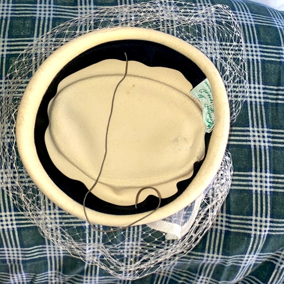 Vintage 1950s Karen Lynn exclusive felt pillbox hat with netting - Picture 3 of 4
